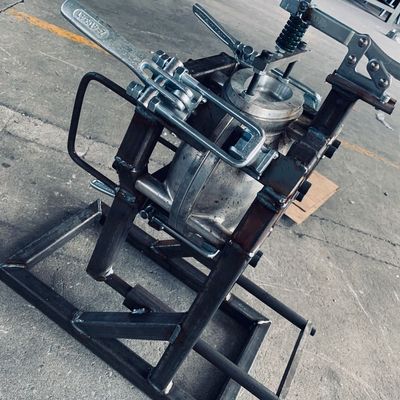 대단히 해설 로토몰딩은 새로운 무거운 클램프로 CNC 빌트 주형을 성형합니다